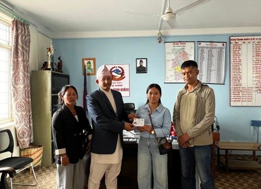 भोजपुर नगरपालिका वडा नं ०५ निवासी सुशिला राईलाई आमाको नामवाट नागरिकता प्रदान गरिएको छ।