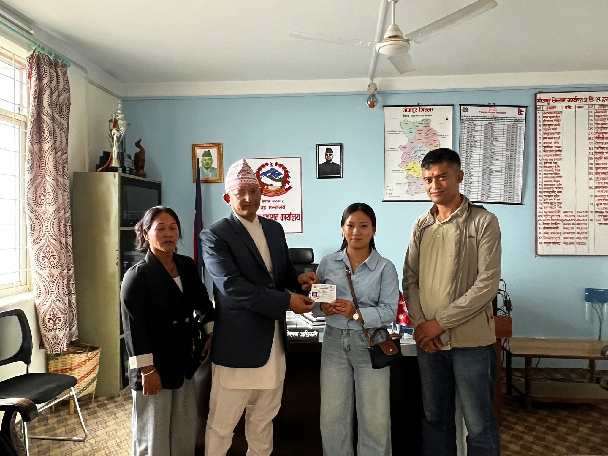 भोजपुर नगरपालिका वडा नं ०५ निवासी सुशिला राईलाई आमाको नामवाट नागरिकता प्रदान गरिएको छ।