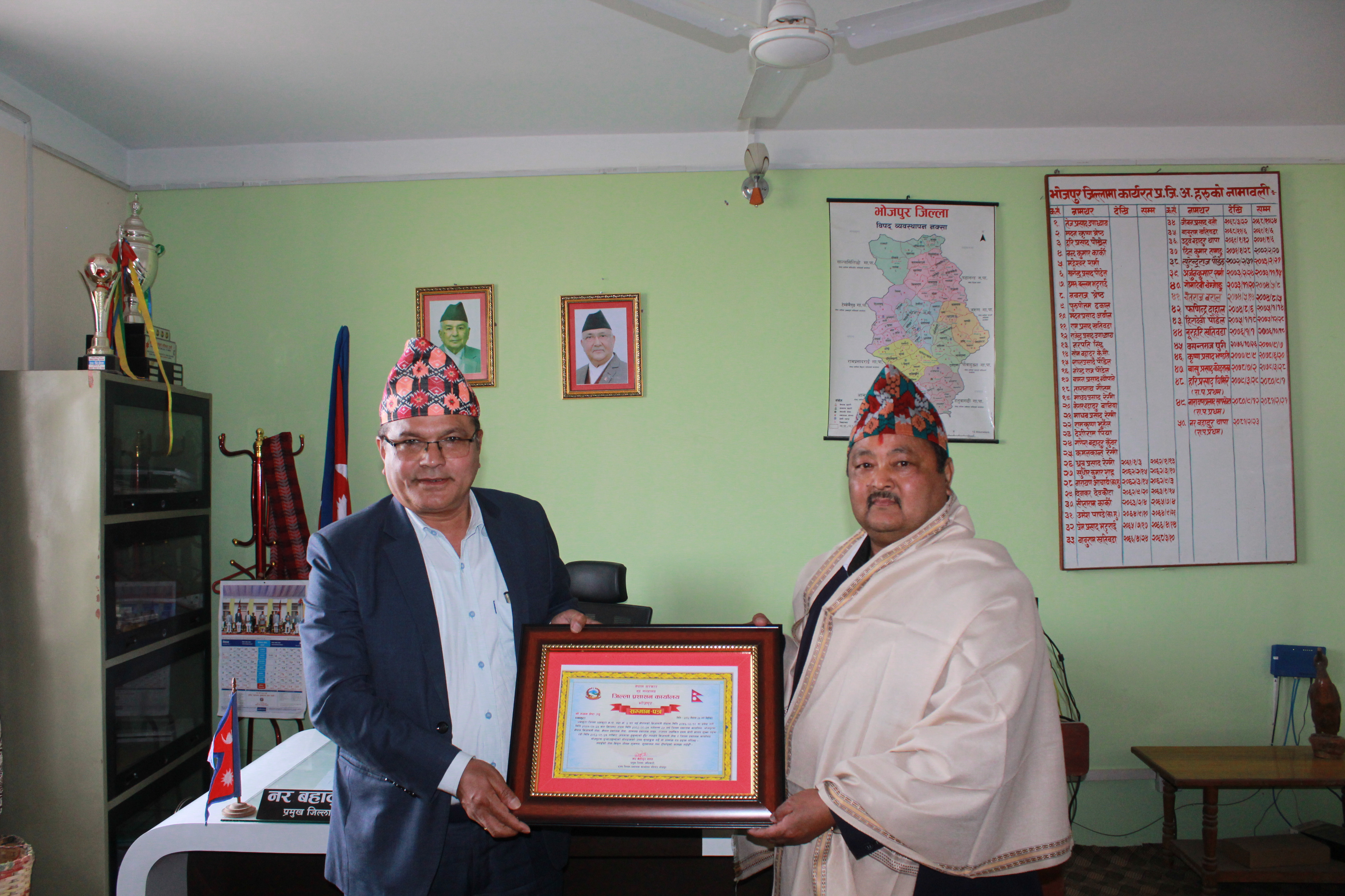 यस कार्यालयमा २०५७ साल भाद्र २५ गते देखि निरन्तर २५ बर्ष सेवा गर्नुभई सेवा निवृत्त हुनुभएको नायब सुब्बा श्री मखन श्रेष्ठज्यूको विदाई कार्यक्रमका केही तस्वीरहरु