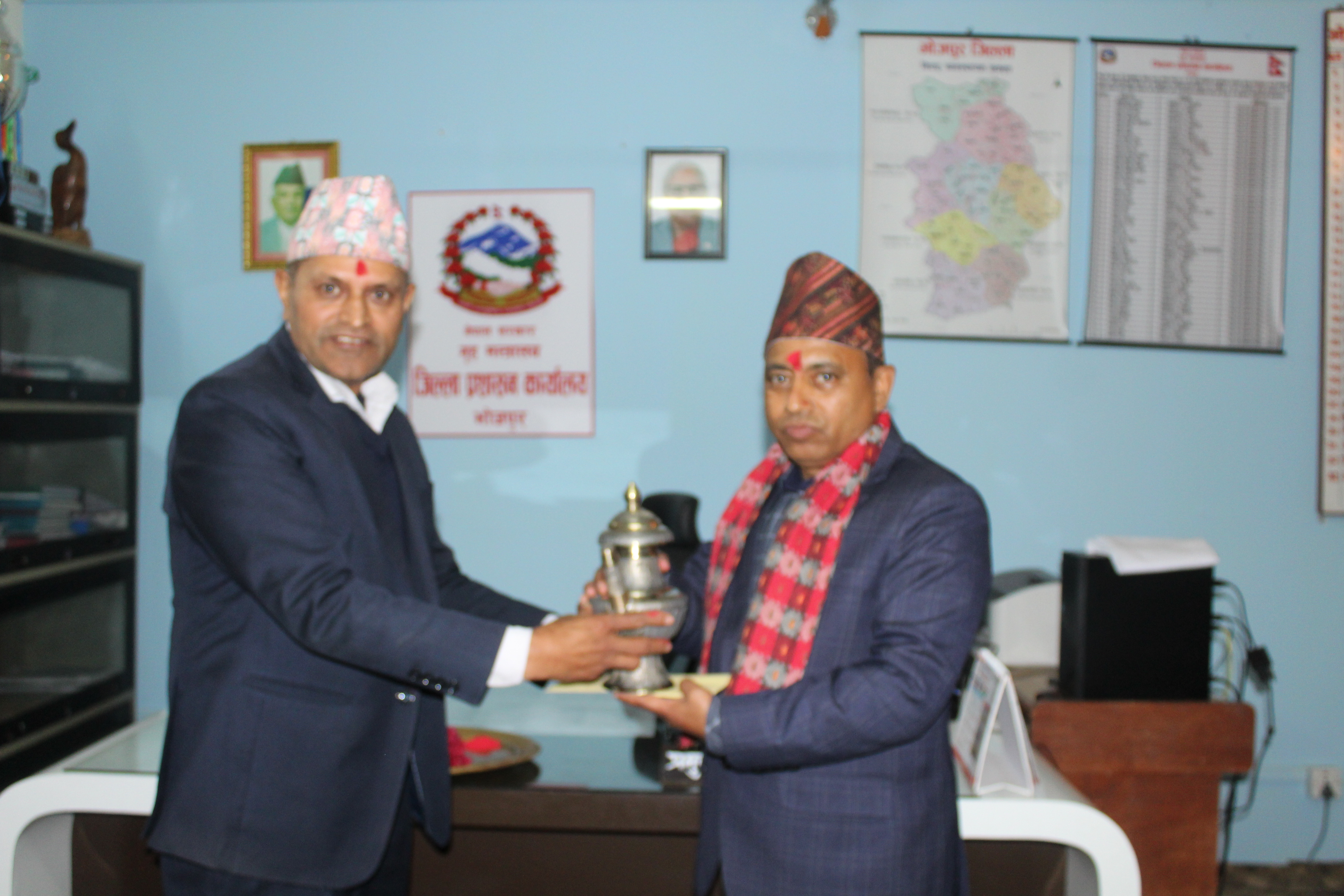 जिल्ला प्रशासन कार्यालय, तनहुँ  सरुवा भई जानुभएका प्रमुख जिल्ला अधिकारी श्री शिवलाल तिवारीज्युको फेरी भेटौला कार्यक्रम...